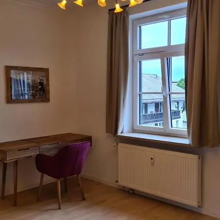 Bunter Hirsch Im Garmischer Zentrum