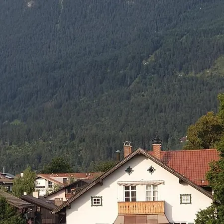 Bunter Hirsch Im Garmischer Zentrum *