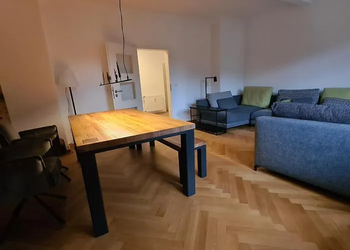 Bunter Hirsch Im Garmischer Zentrum