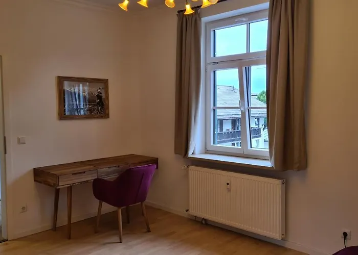 Bunter Hirsch Im Garmischer Zentrum