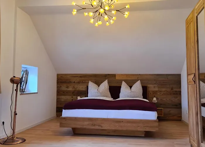 Bunter Hirsch Im Garmischer Zentrum