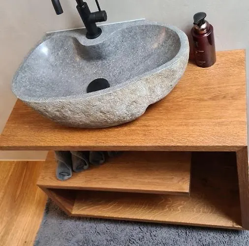 Bunter Hirsch Im Garmischer Zentrum