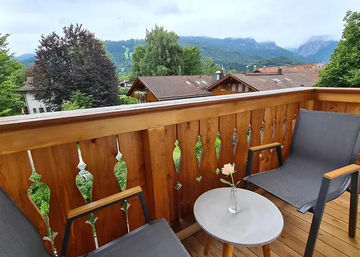 Bunter Hirsch Im Garmischer Zentrum Garmisch-Partenkirchen